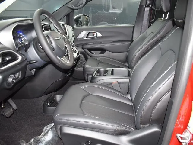 2025 Chrysler Pacifica – Style, Comfort & Advanced Features