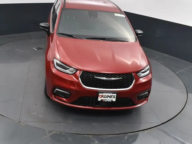 2025 Chrysler Pacifica – Style, Comfort & Advanced Features
