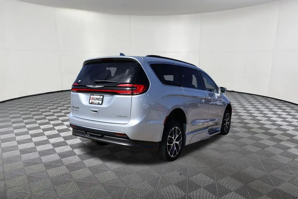 2022 Chrysler Pacifica Limited – Luxury Meets Family Functionality