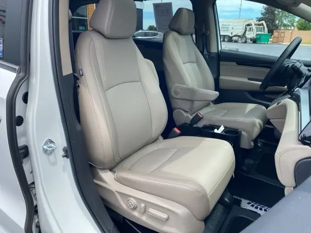 2023 Honda Odyssey Touring – Mobility Equipped Passenger Van in Platinum White Pearl