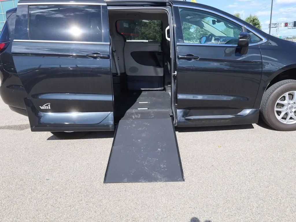 2023 Chrysler Pacifica Touring L – Mobility-Ready Family Van in Brilliant Black Crystal Pearlcoat