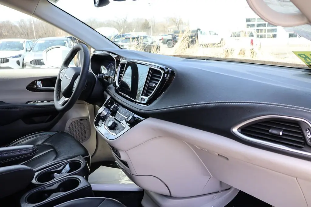 2022 Chrysler Pacifica Limited – Luxury Meets Family Functionality