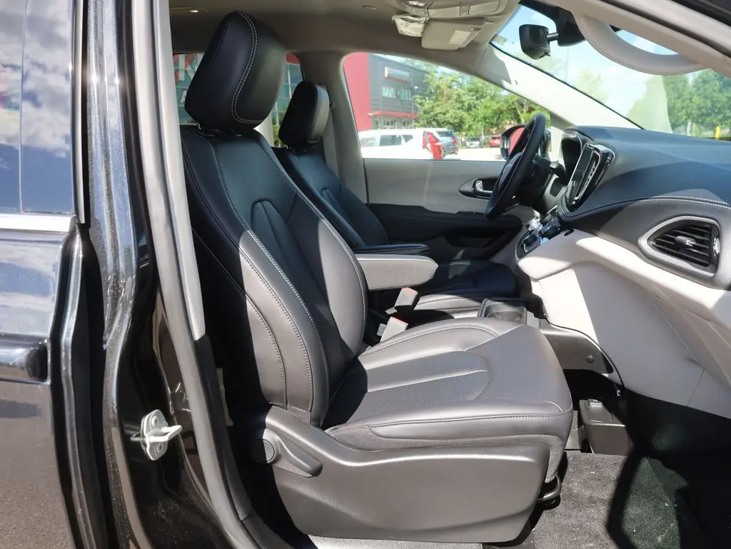 2023 Chrysler Pacifica Touring L – Mobility-Ready Family Van in Brilliant Black Crystal Pearlcoat