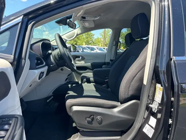 2023 Chrysler Voyager LX – Fully Mobility-Equipped Passenger Van