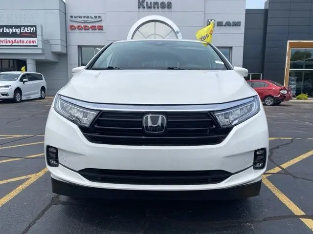 2023 Honda Odyssey Touring – Mobility Equipped Passenger Van in Platinum White Pearl