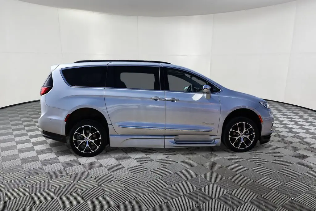2023 Chrysler Voyager – Mobility Equipped Passenger Van in Silver Mist Clearcoat