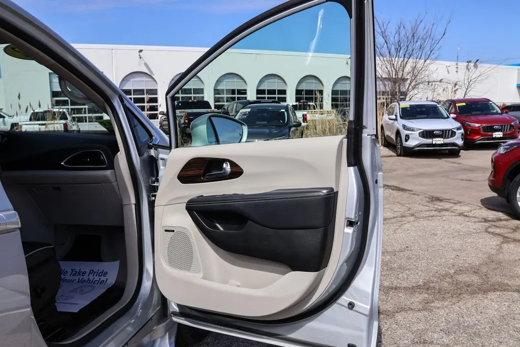 2022 Chrysler Pacifica Limited – Luxury Meets Family Functionality