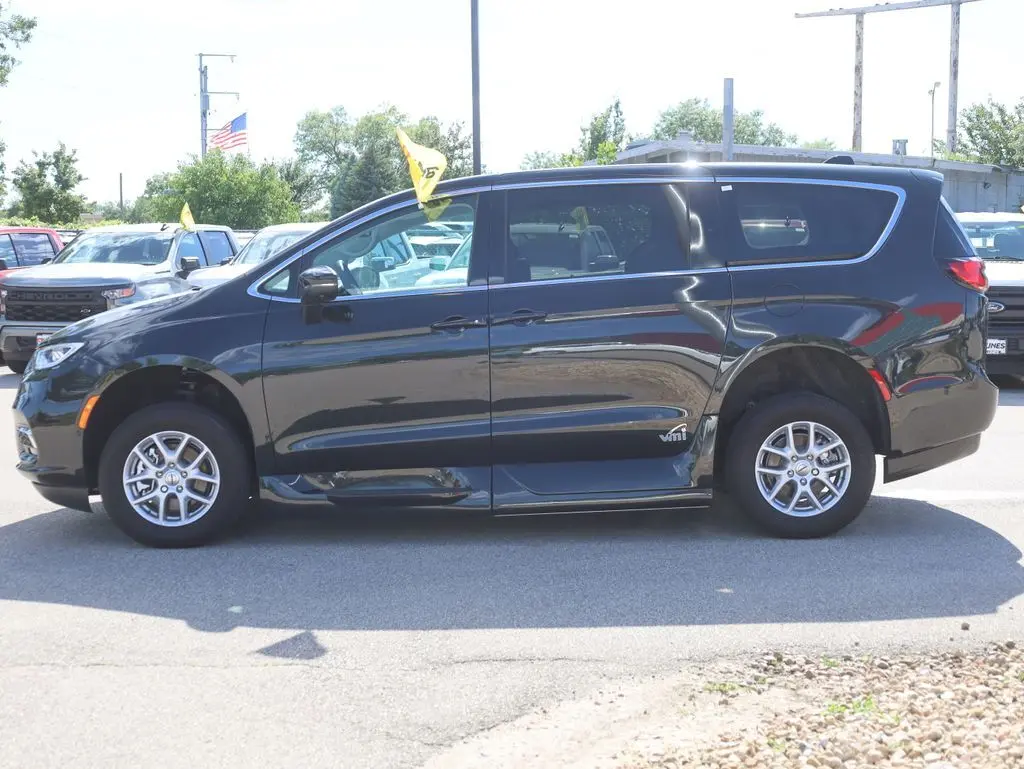 2023 Chrysler Pacifica Touring L – Mobility-Ready Family Van in Brilliant Black Crystal Pearlcoat