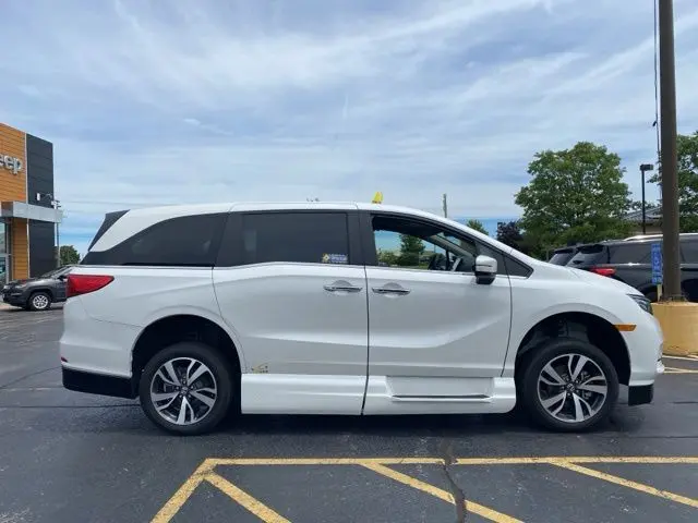 2023 Honda Odyssey Touring – Mobility Equipped Passenger Van in Platinum White Pearl