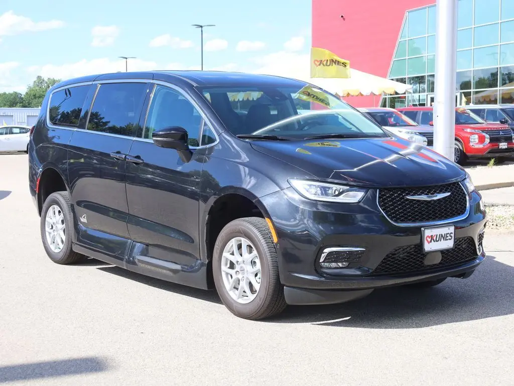 2023 Chrysler Pacifica Touring L – Mobility-Ready Family Van in Brilliant Black Crystal Pearlcoat