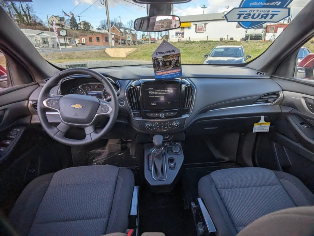 2023 Chevrolet Traverse 1LT BraunAbility – Power In-Floor Ramp SUV