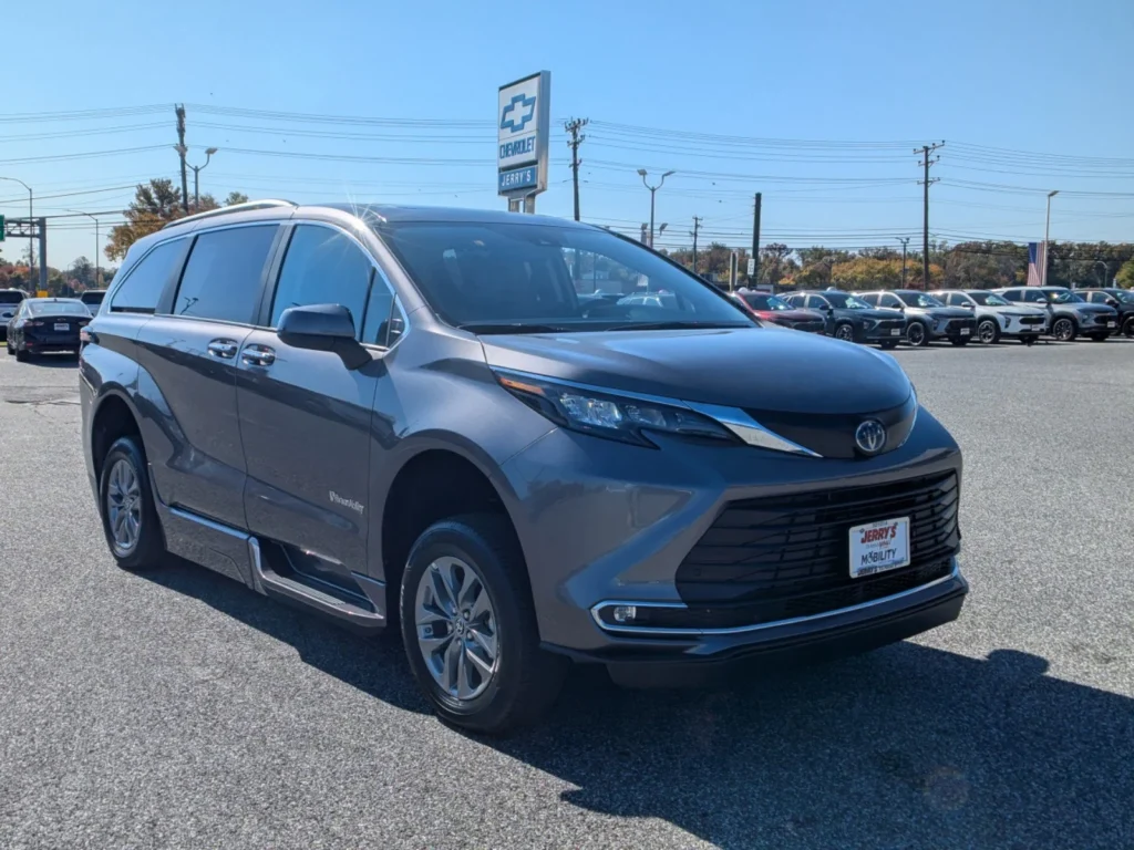 2024 Toyota SIENNA XLE Plus – BraunAbility Side-Entry Power In-Floor Ramp