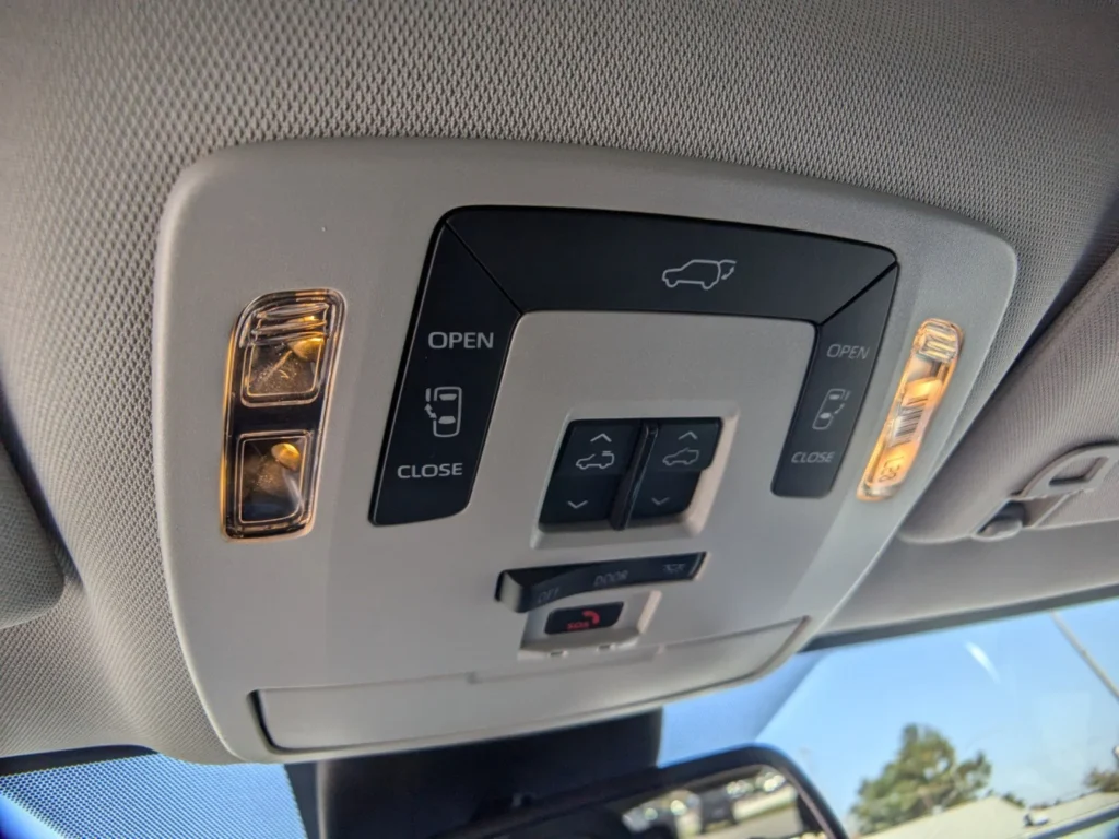 2024 Toyota SIENNA XLE Plus – BraunAbility Side-Entry Power In-Floor Ramp