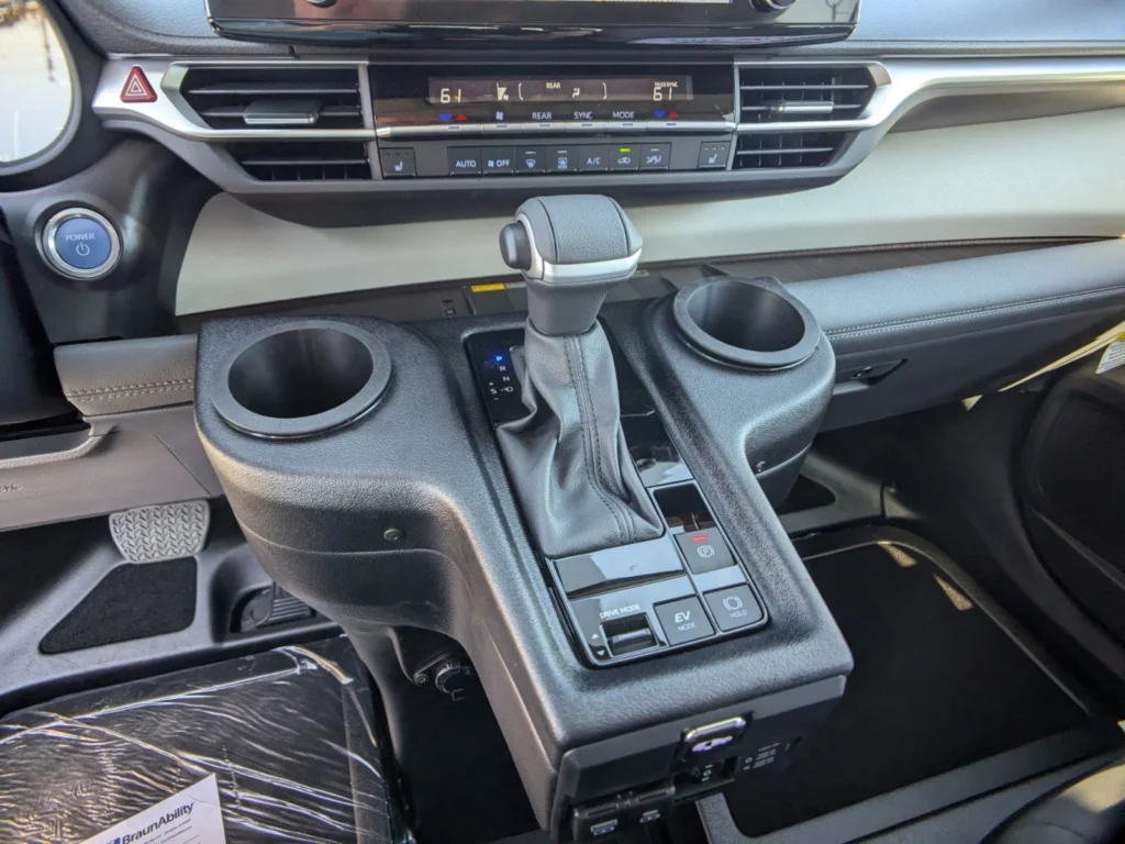 2024 Toyota SIENNA XLE Plus – BraunAbility Side-Entry Power In-Floor Ramp