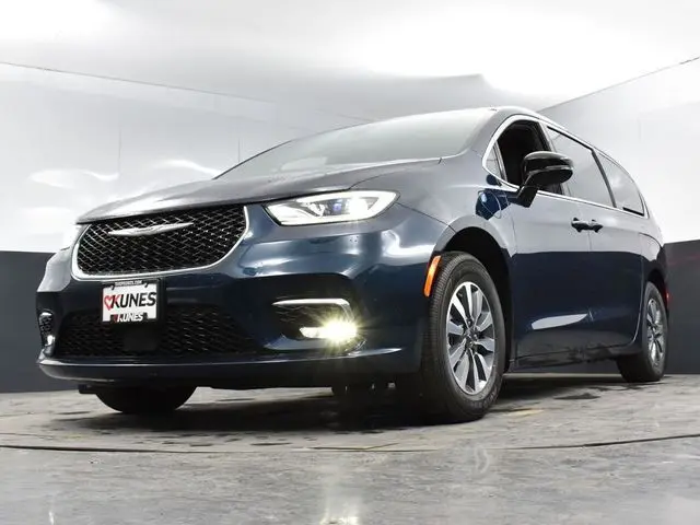 2025 Chrysler Pacifica Hybrid Select – Smart, Stylish, and Sustainable