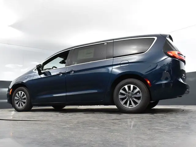 2025 Chrysler Pacifica Hybrid Select – Smart, Stylish, and Sustainable