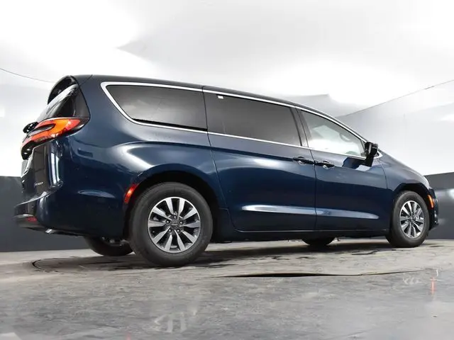 2025 Chrysler Pacifica Hybrid Select – Smart, Stylish, and Sustainable