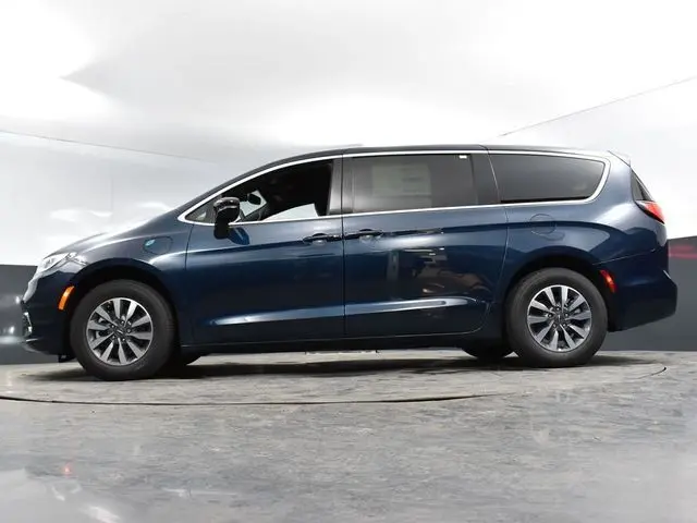 2025 Chrysler Pacifica Hybrid Select – Smart, Stylish, and Sustainable