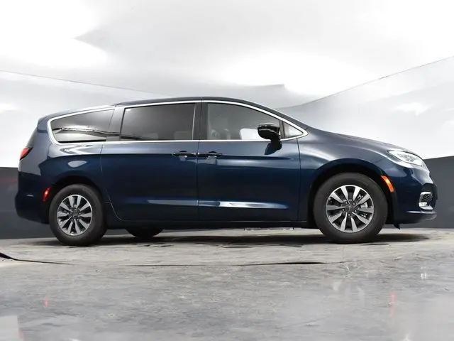 2025 Chrysler Pacifica Hybrid Select – Smart, Stylish, and Sustainable