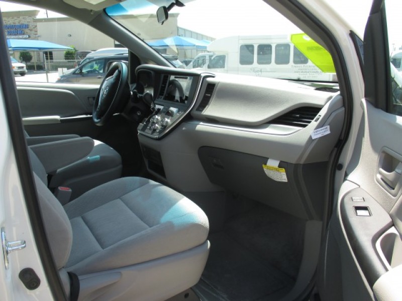 Toyota 2016 Mini Van Sienna Used Gasoline