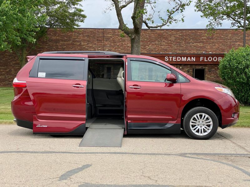 Toyota 2017 Mini Van Sienna Used Gasoline