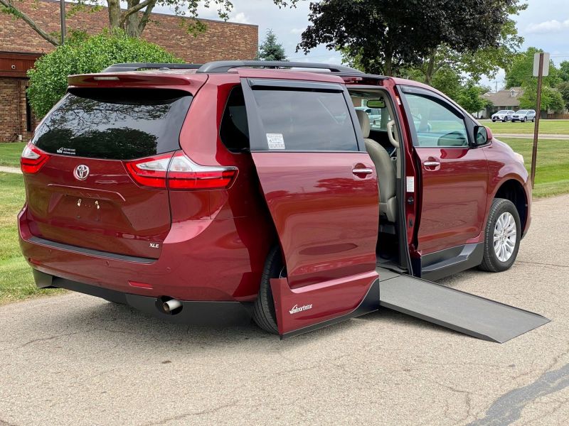 Toyota 2017 Mini Van Sienna Used Gasoline