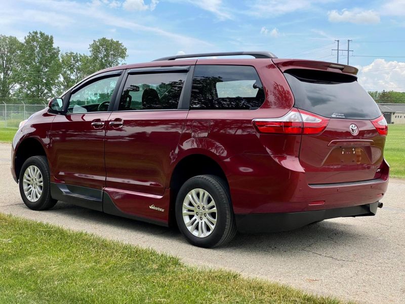 Toyota 2017 Mini Van Sienna Used Gasoline
